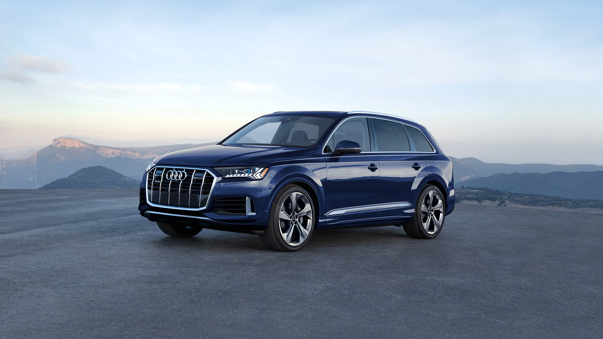 2022 Audi Q7 Three-quarter front view of the Audi Q7.