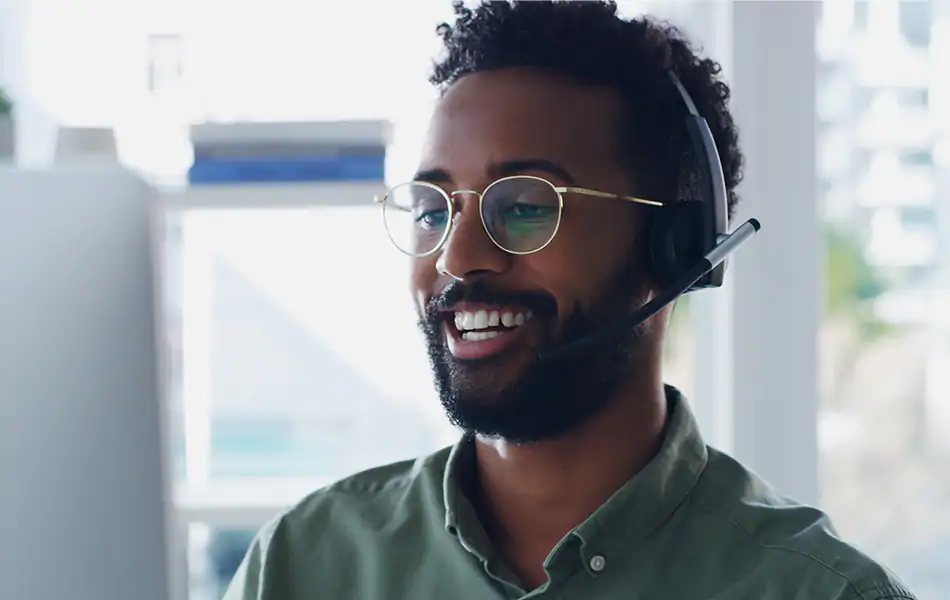 Jeep Wave Owner Support An image of a customer support employee helping someone on the phone.