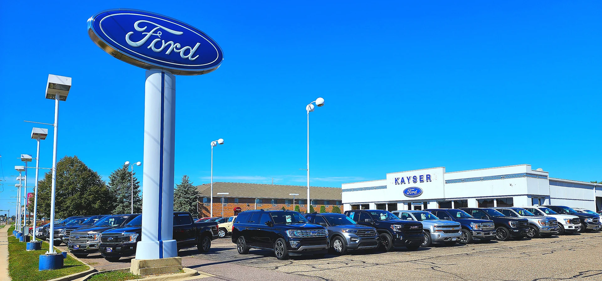 Kayser Ford Sauk City Outside view of dealershit