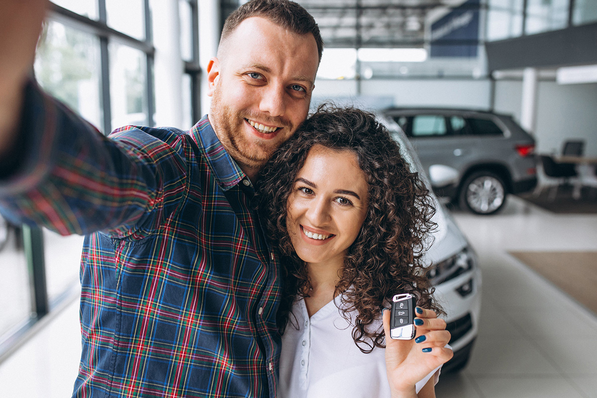 Kayser Ford Flex Buy Happy couple showing keys to the car they just bought