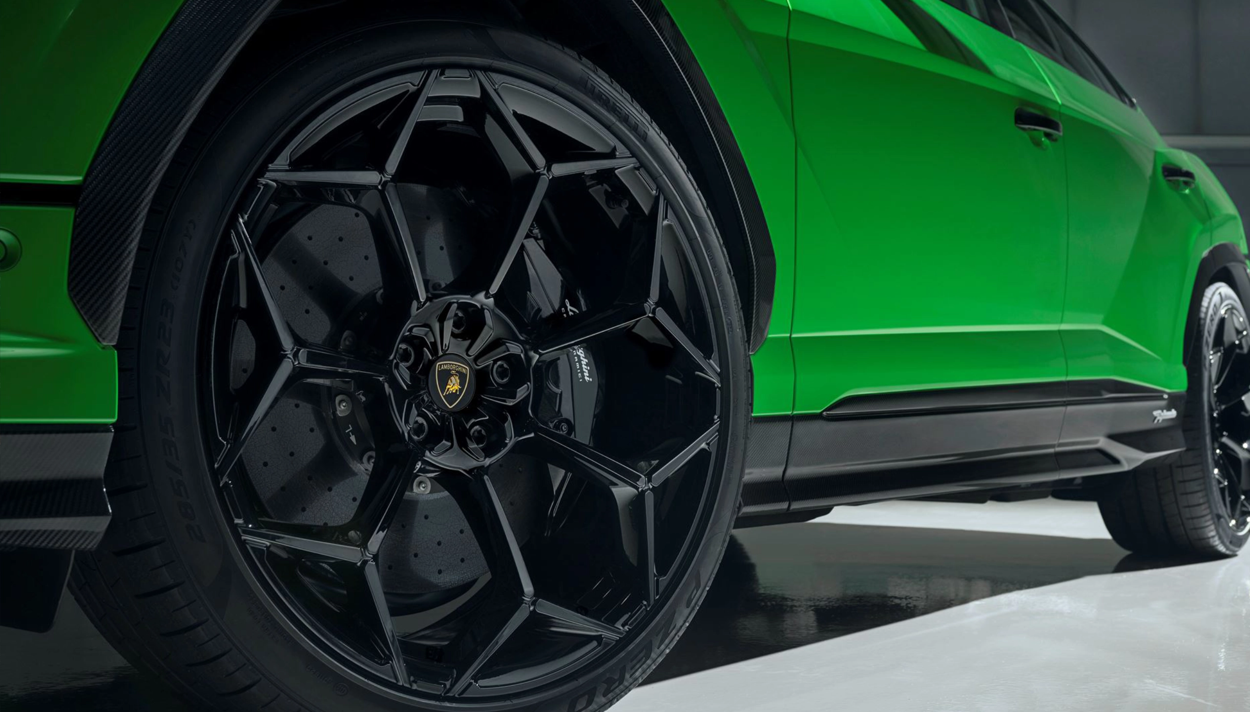 Lamborghini Urus front wheel hyper closeup