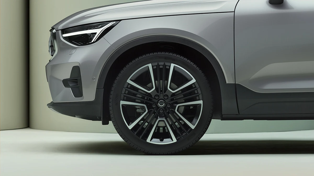 2023 XC40 Wheel and Headlight close-up Silver XC40 #1