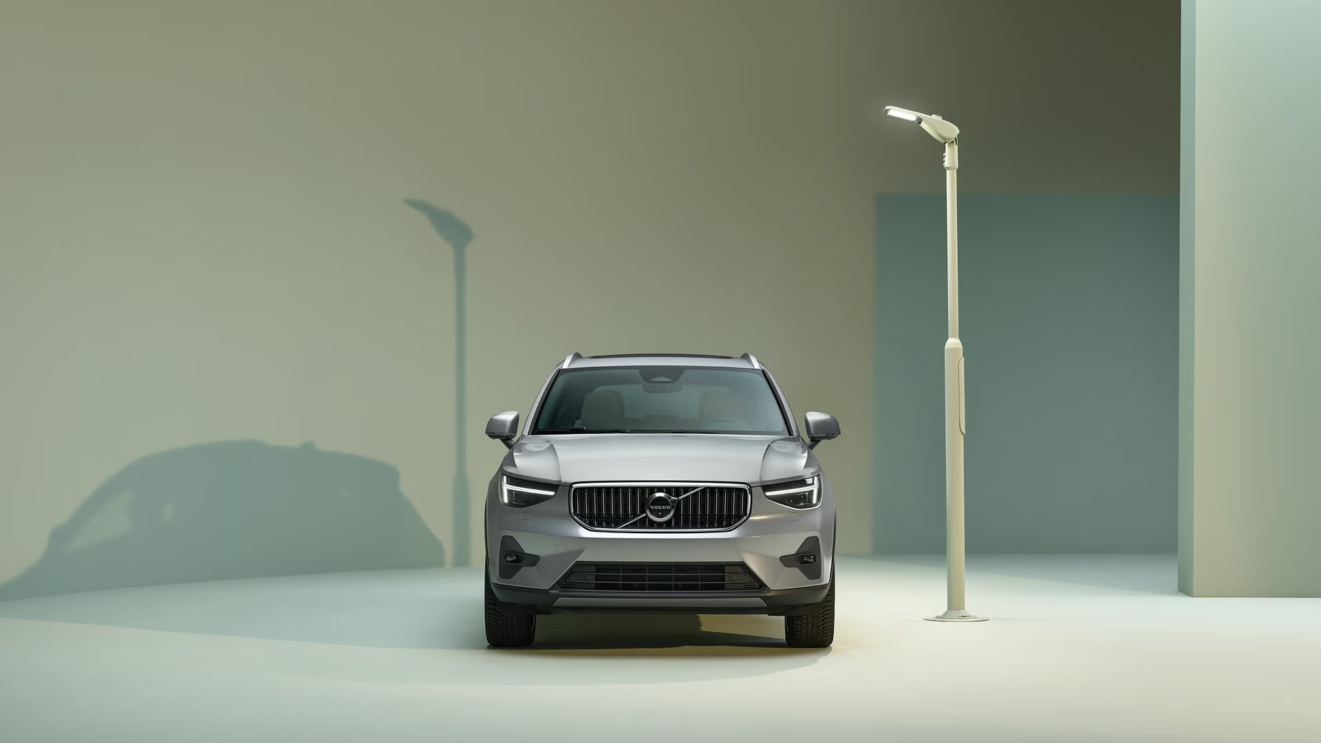 Side view of the fully electric Volvo EX40.