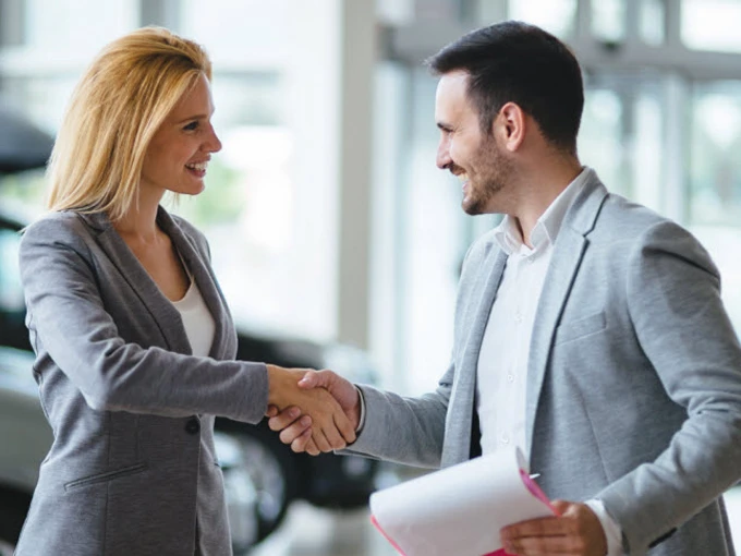 Volkswagen sales/product specialist and customer shaking hands