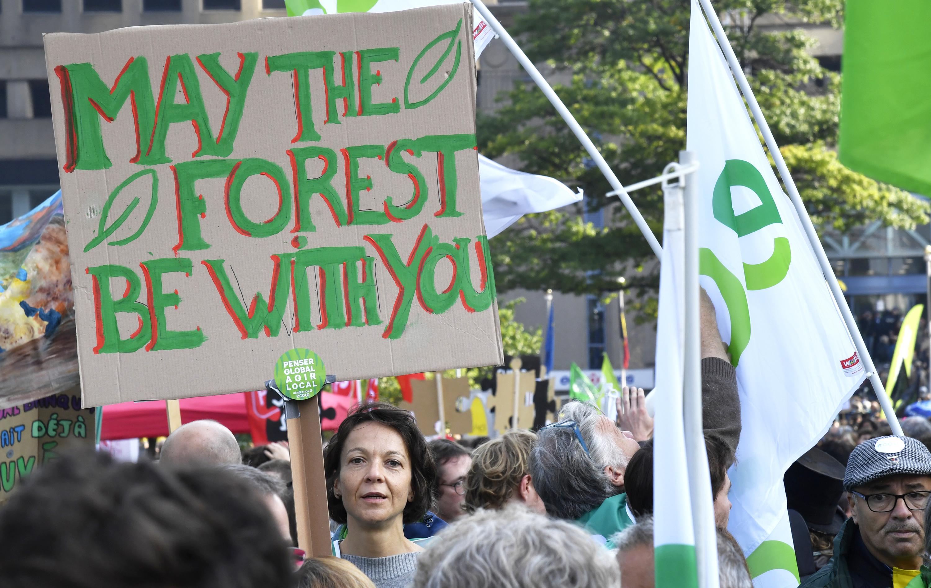 Thousands march in Brussels to demand tougher climate action 1 Thousands march in Brussels to demand tougher climate action