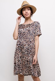 Dress with leopard print, short sleeves. The model measures 170cm and wears S. Length:90cm