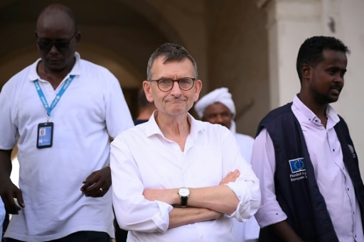 L'émissaire de l'ONU au Soudan Volker Perthes (au centre), le 24 avril 2023 pendant une opération d'évacuation d'étrangers à Port Soudan
