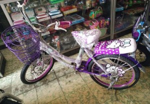 Sepeda Mini 20' Jetstar dgn karakter Hello Kitty dan ban besar.