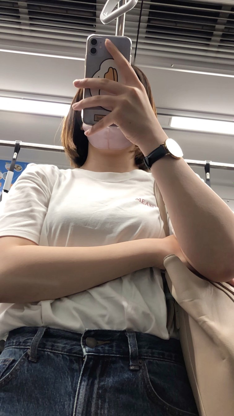 【下からの眺め44】純白のＴシャツが眩しい女子大生のおっぱいを下から観察！