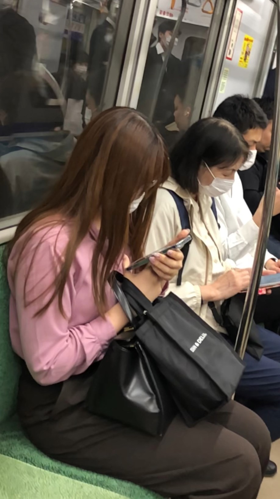 【上からの眺め25】大人しそうなＯＬのＧカップを電車内で観察！