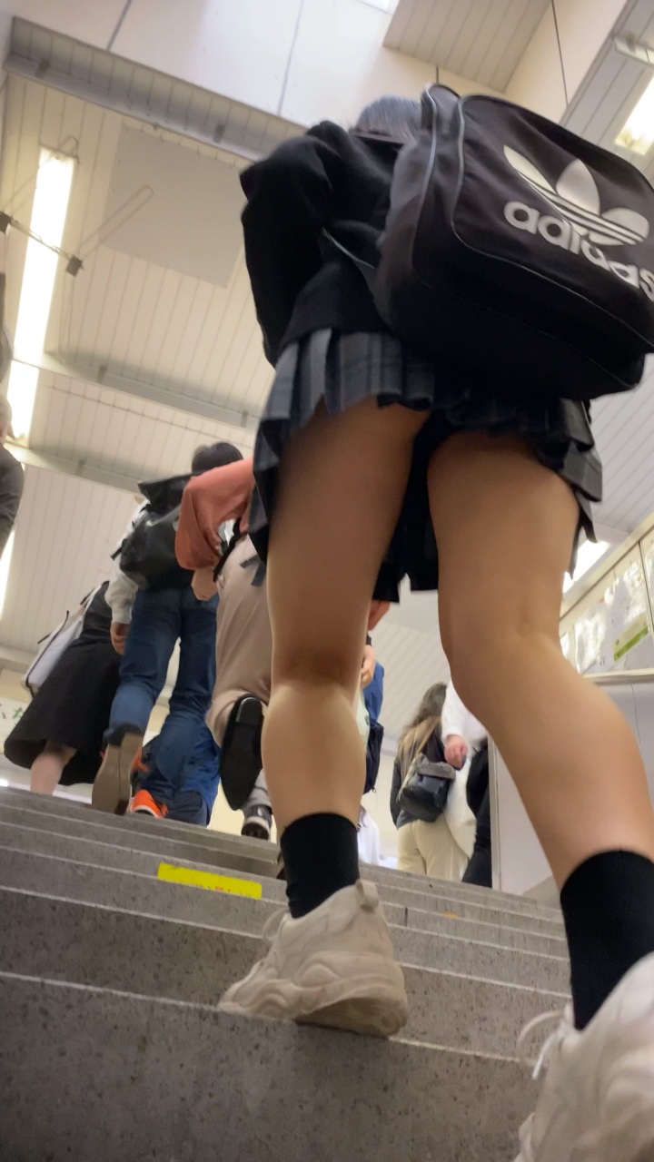 人気校の制服 電車内 ⑯ スニーカーJ○ちゃんの電車内と階段ローアングル！