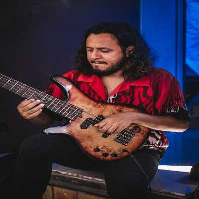 Isaque / Musician