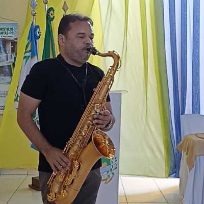 Junior sax / Musician