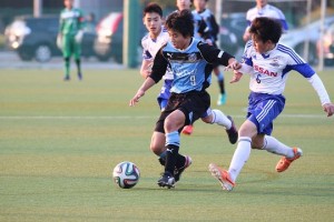 ゴールに迫る山田新選手。