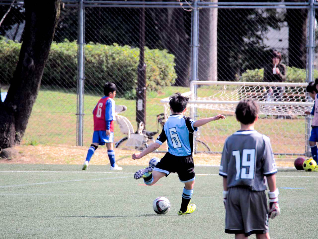 フリーキックをける甲斐選手。今大会15得点のうち3つはフリーキックを直接決めてのもの