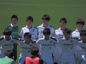フロンターレのスターティングメンバー。小川選手(前列右から1人目)は初先発