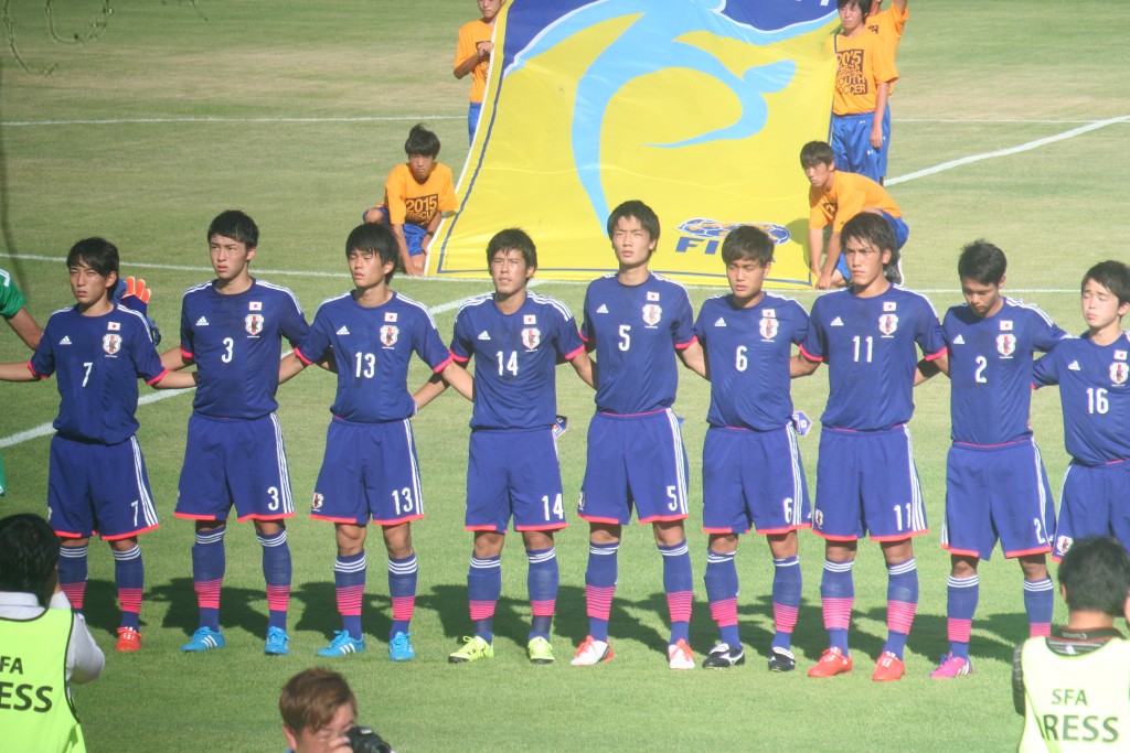 試合に臨むU-18日本代表の先発メンバー。三好康児は背番号7。板倉滉は背番号5