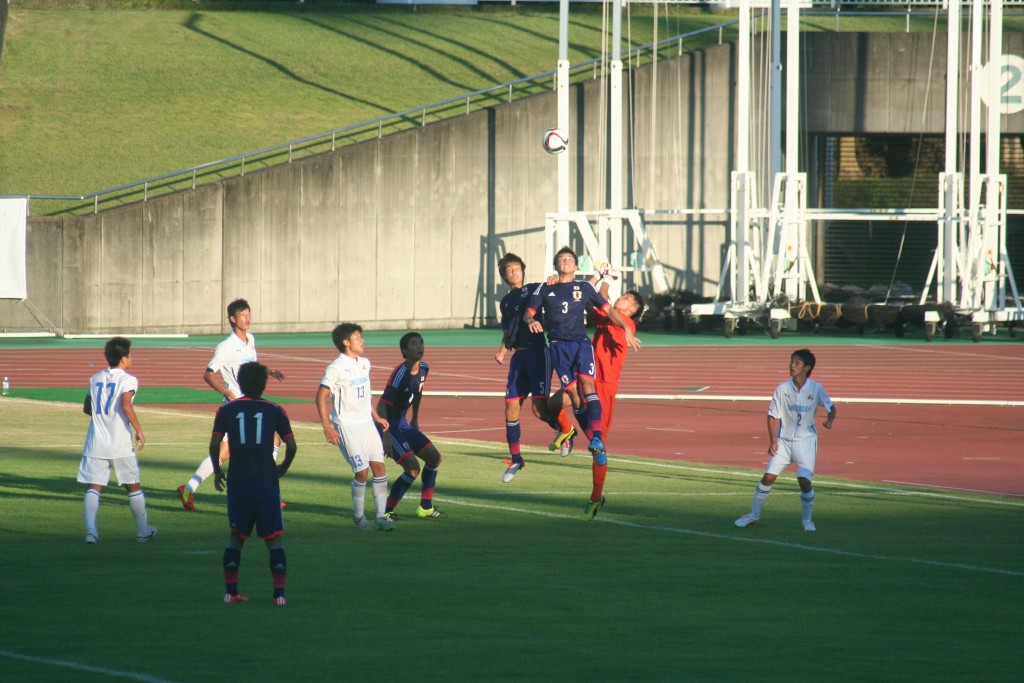 コーナーキックから板倉、中山がゴールを狙う