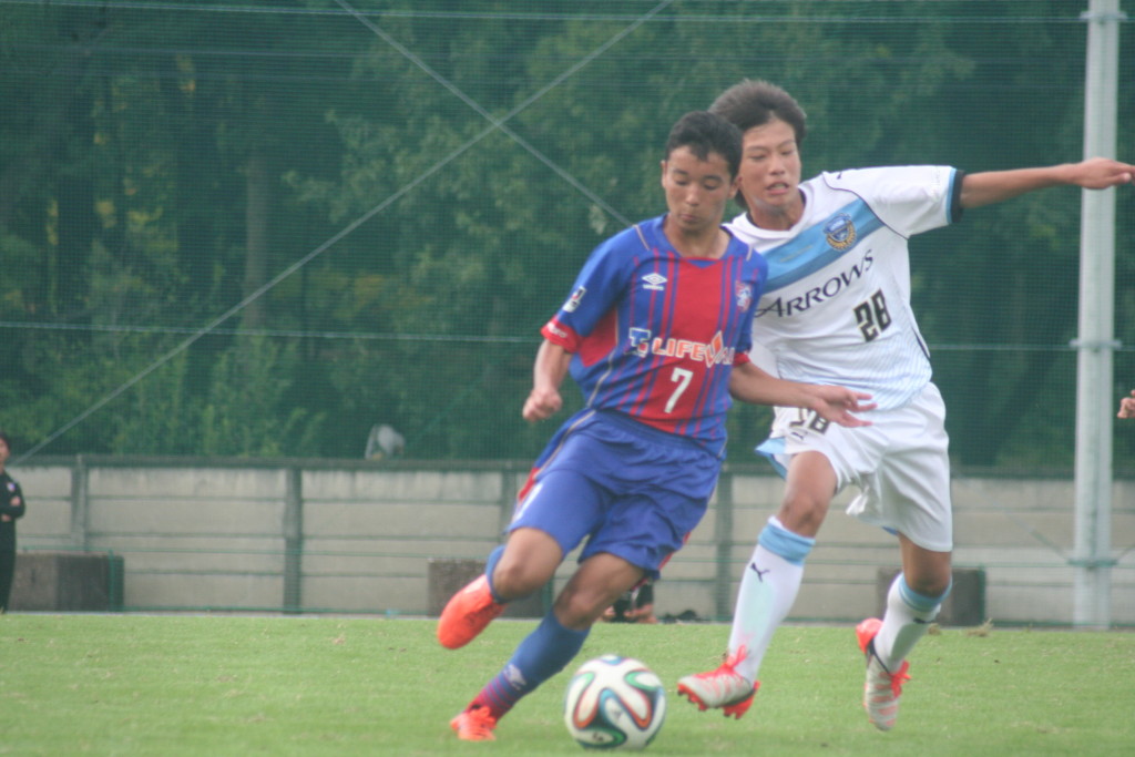 ボールをめぐるせめぎあい、フロンターレU-15中島大成選手とFC東京U-15深川の芳賀日陽選手