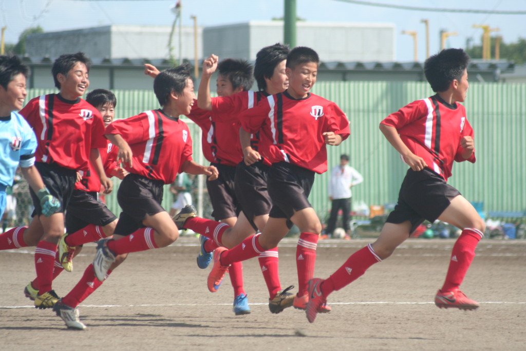 先制し喜ぶ野川キッカーズFCの選手たち