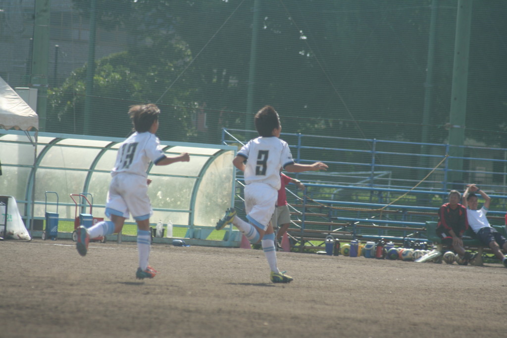 田鎖勇作選手が勝ち越しゴールを決めて駆け出す