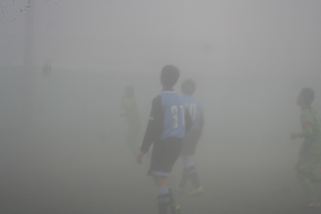 後半途中から選手たちからも「見えない」という声が漏れるほど霧が立ち込めた