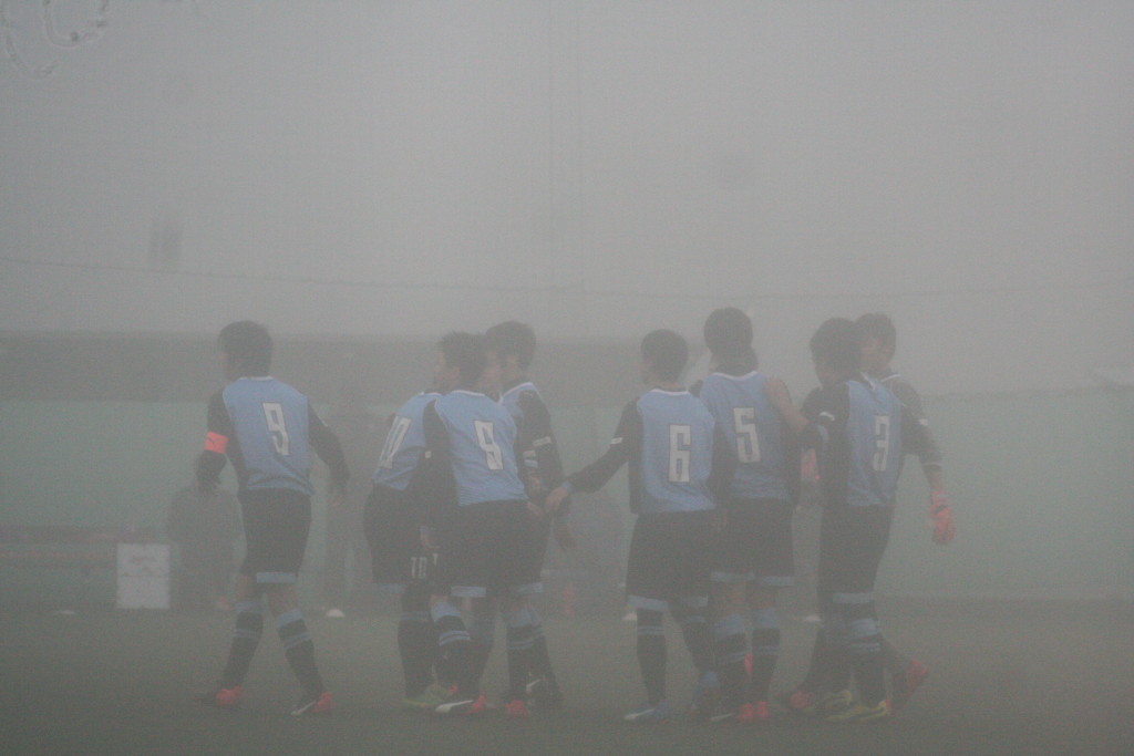 霧の中で喜ぶフロンターレの選手たち