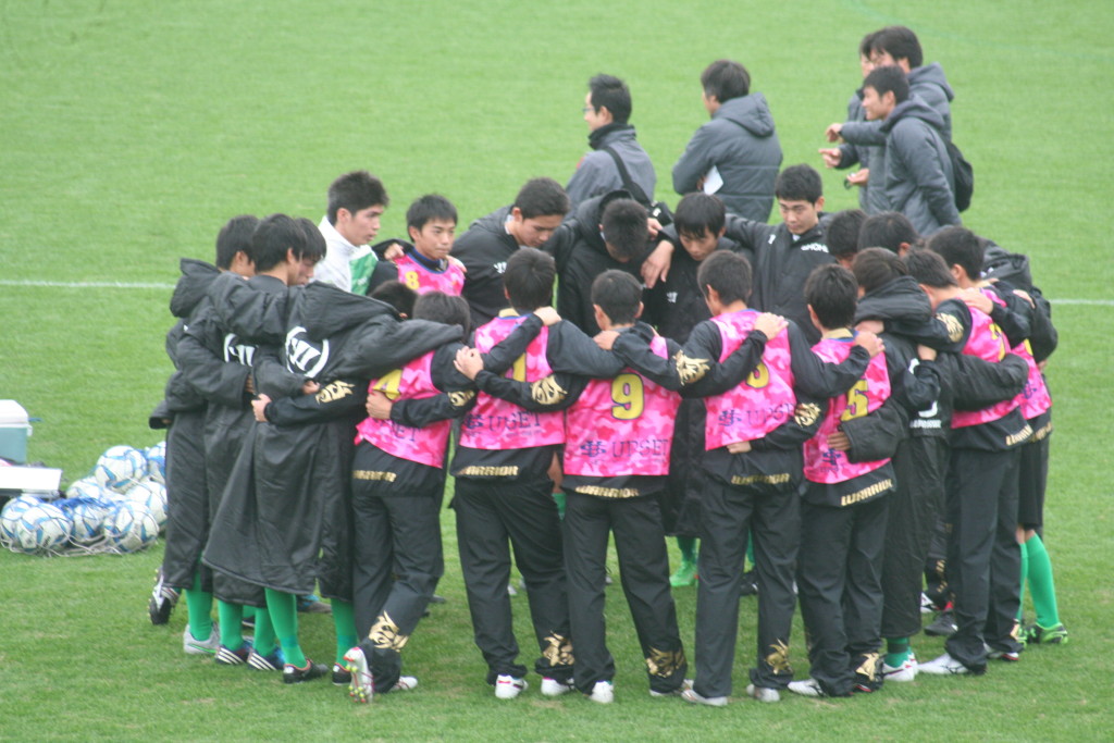 試合を前に円陣を組む昌平高校の選手たち