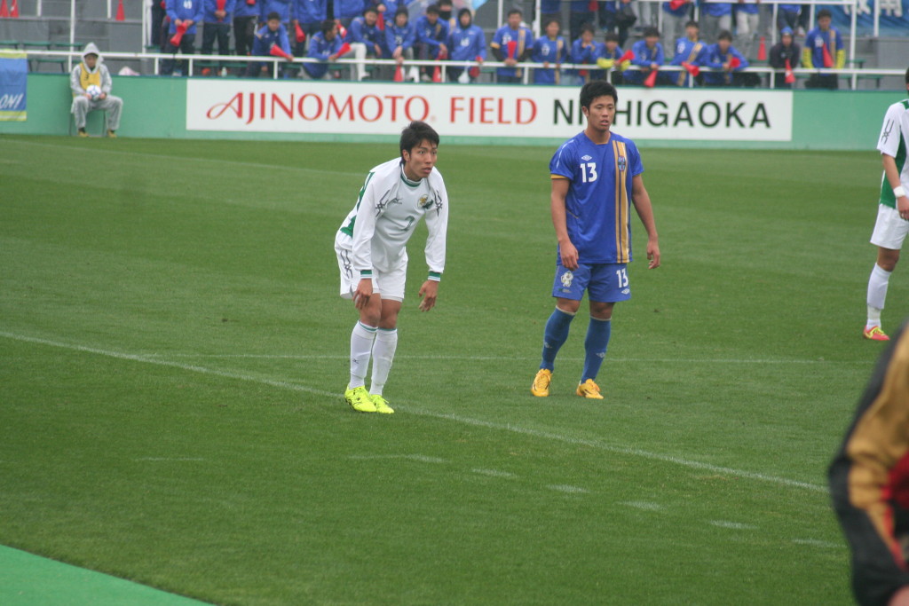 スローインを入れる太田選手