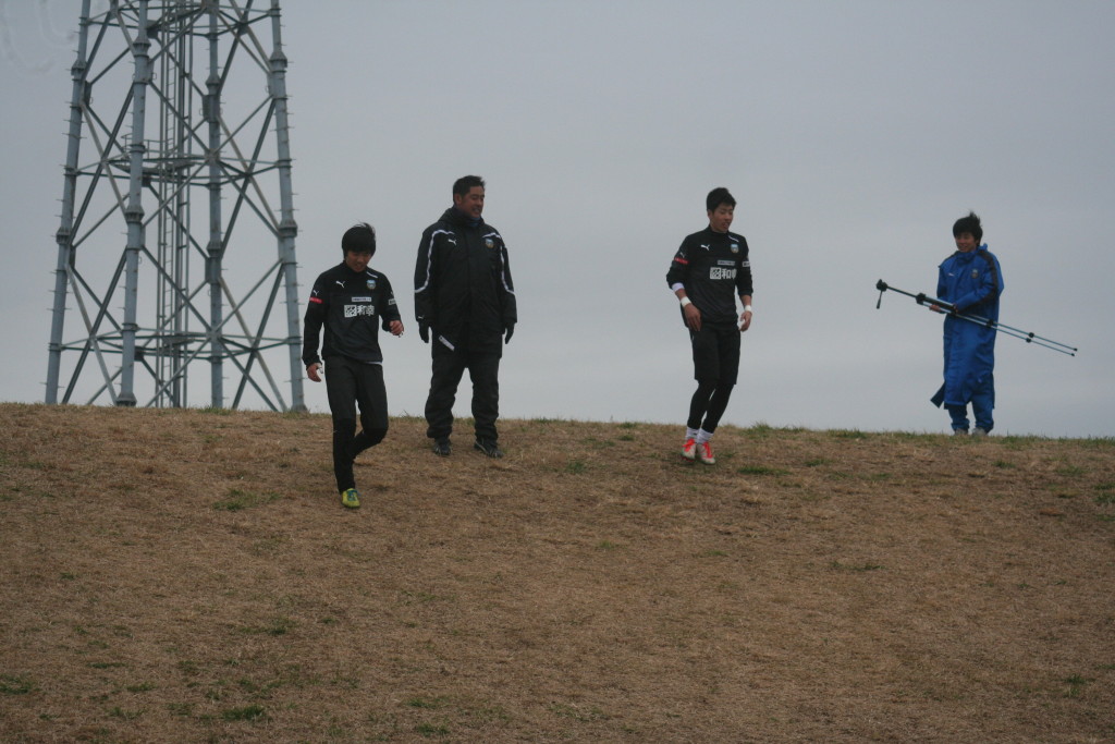 トレーニングに励む浦上GKコーチと早坂、浅川の両選手