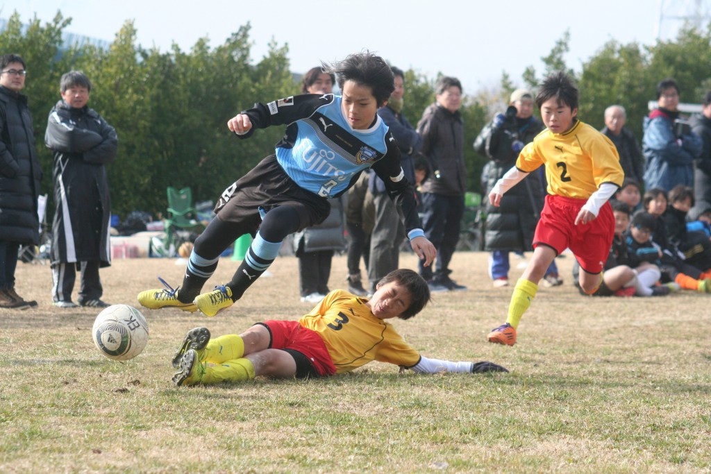 右サイドを突破する佐々木輝大選手