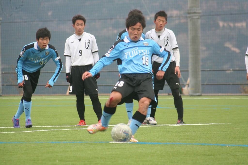 小泉選手が自らPKを決めてフロンターレが追い付いた