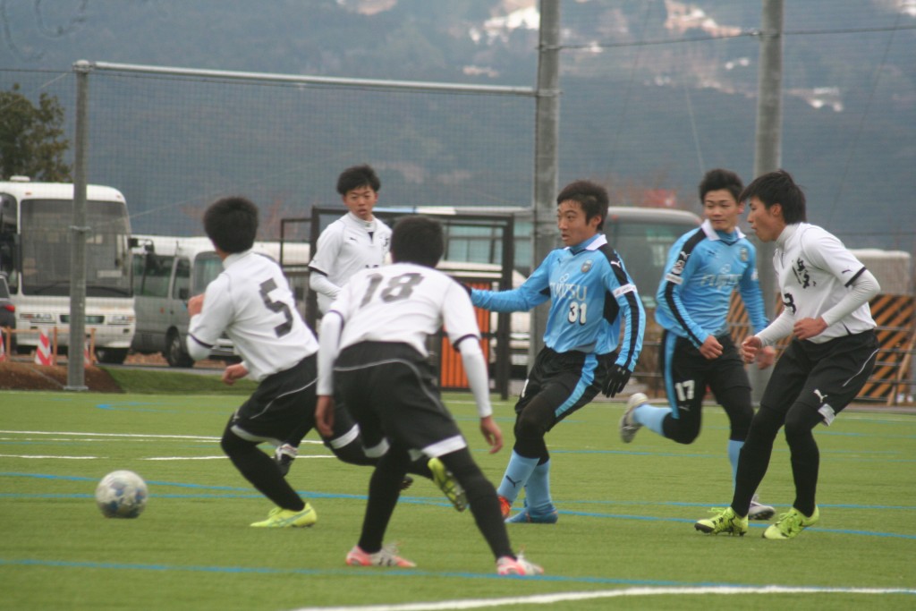 後半はゴール前に選手が顔を出す場面が増えた。池谷祐輔選手㊧と道本大飛選手