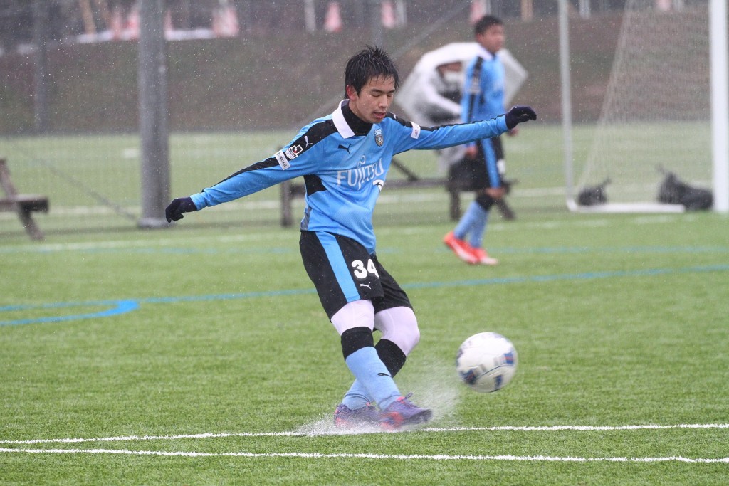 試合終盤にはピッチに雨がたまった。小川真輝選手