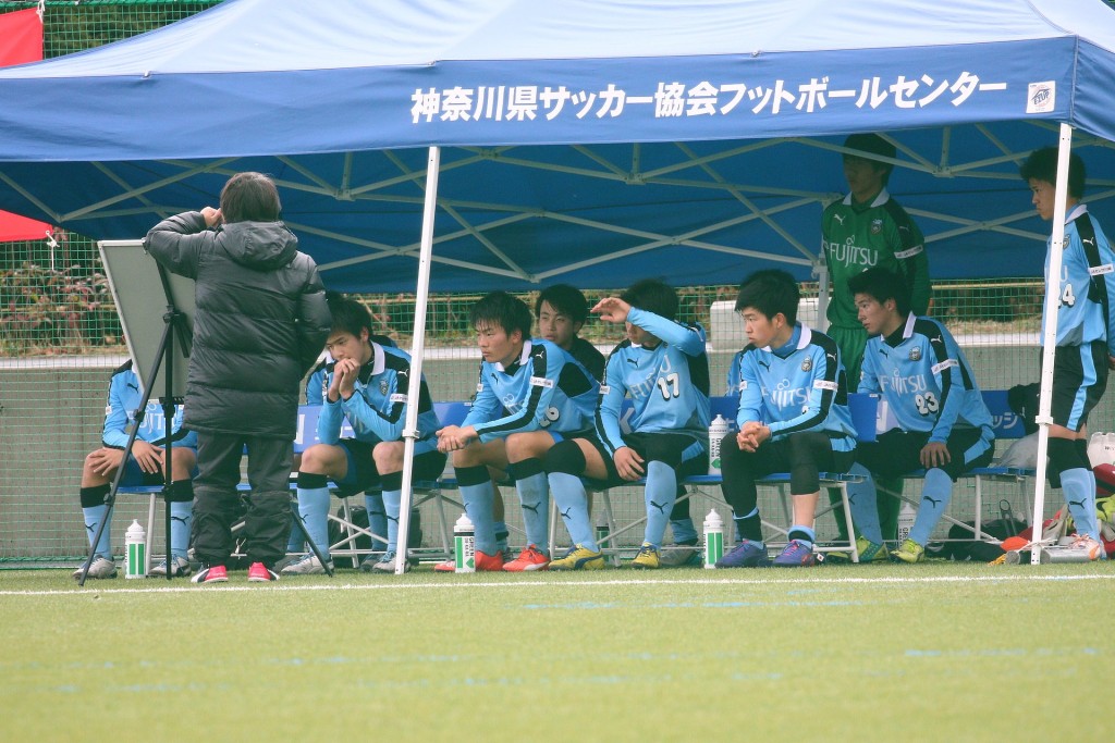 今野監督の話を聞く選手たち