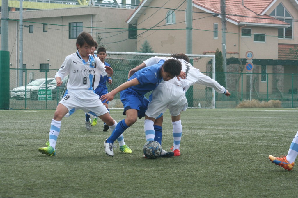 激しく奪い合うフロンターレと前橋FCの選手たち