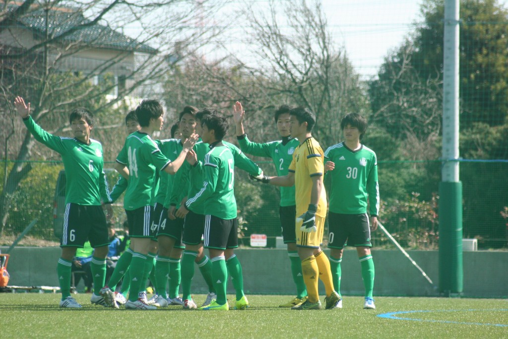 試合に臨む専修大の選手たち