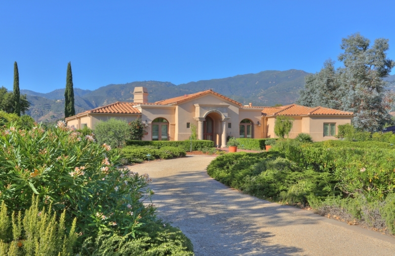 front driveway with view of front building facade