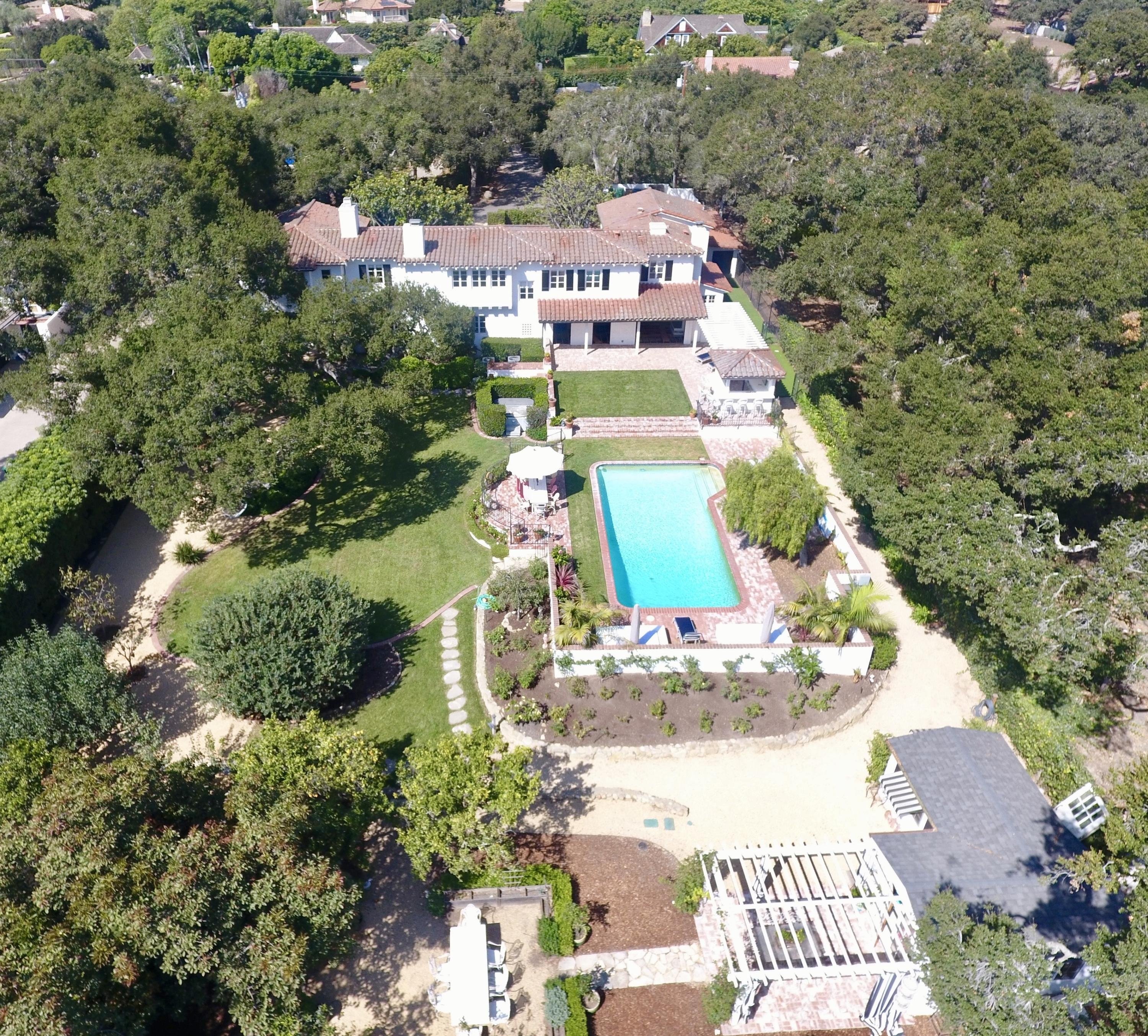 aerial view of property with pool