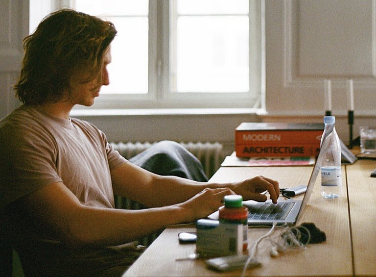 Trabalhar em casa para empresas ou no próprio negócio digital é tendência