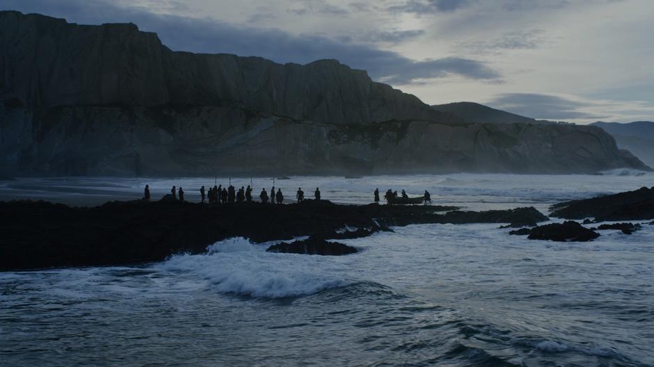 Dany's soldiers wait for Jon's party to land on the beach.