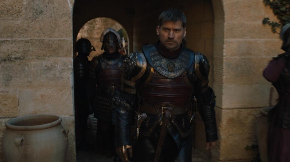 Jaime walks into the castle courtyard.