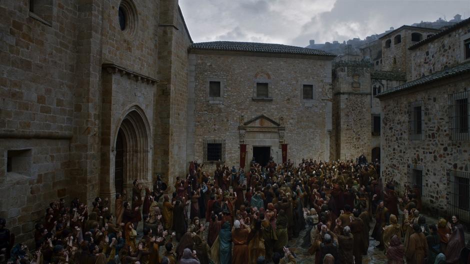 The crowds cheer as Euron enter the square with his prisoners.
