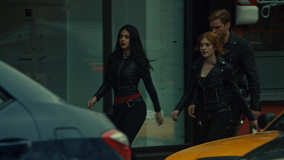 Izzy, Jace, and Clary walks down the street.