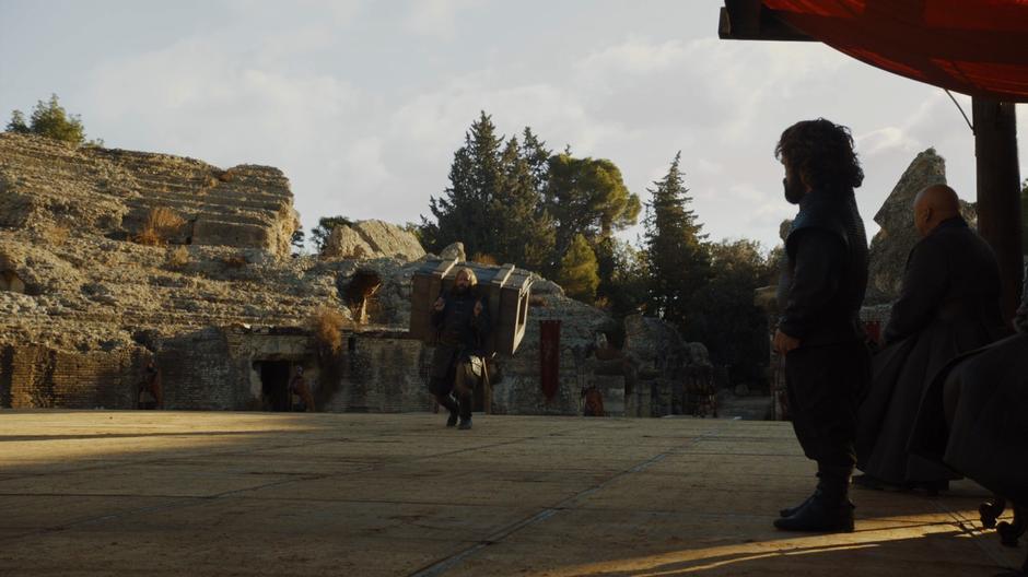 Sandor Clegane carries the box containing the wight.