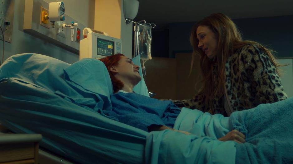 Waverly sits on Nicole's bedside and they chat once before Nicole goes under.