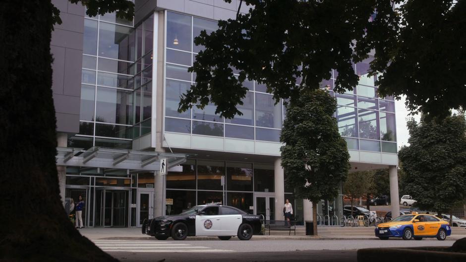 The police car pulls up in front of the hospital.