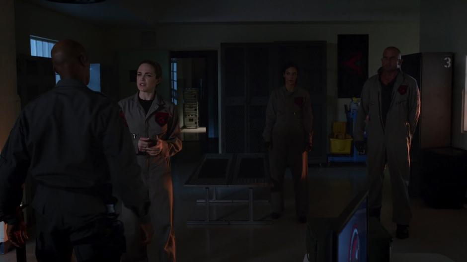 Sara approaches the guard while Zari and Mick wait for her plan.