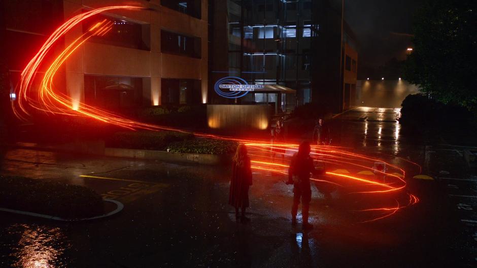 Barry chases after Thawne with his speed while Kara and Oliver face off against their evil doppelgängers.