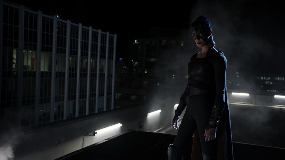 Reign stands on the roof waiting for Kara.